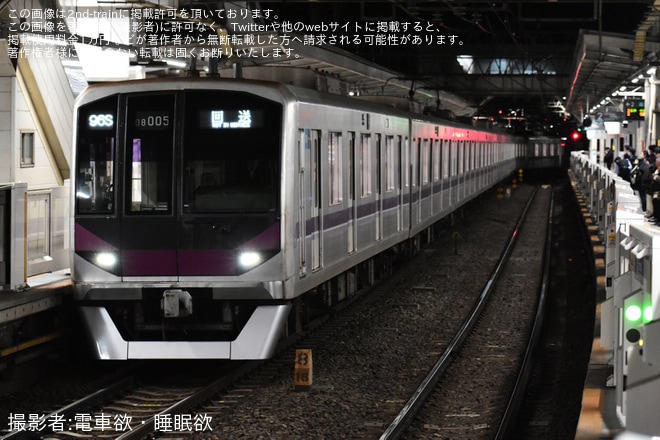 【メトロ】08系08-105Fを使用した清澄白河駅（1番線／A線）でのホームドア設置に向けた部材輸送を不明で撮影した写真