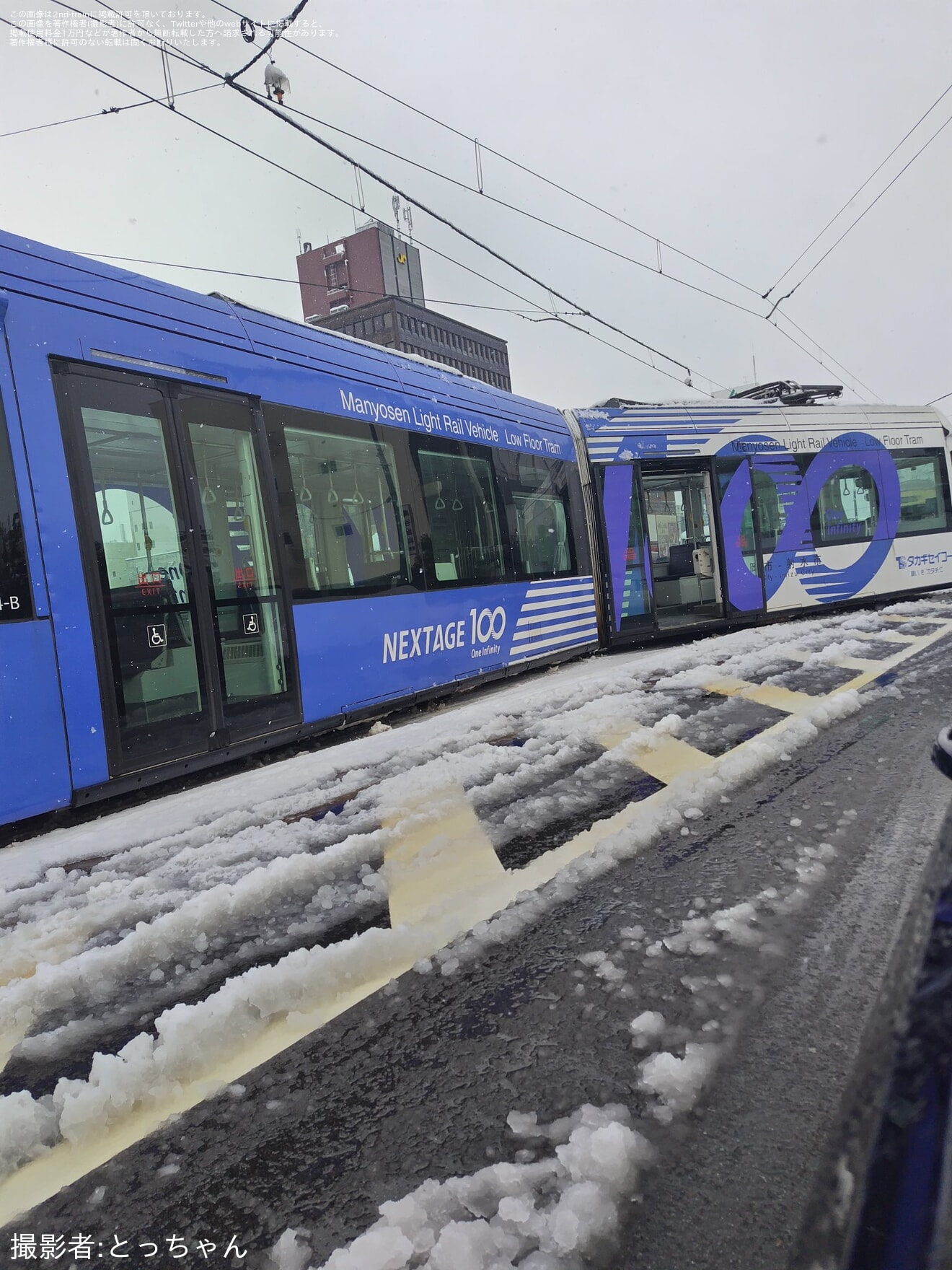 【万葉線】MLRV1000形第4編成が高岡市内の広小路電停付近で脱線の拡大写真