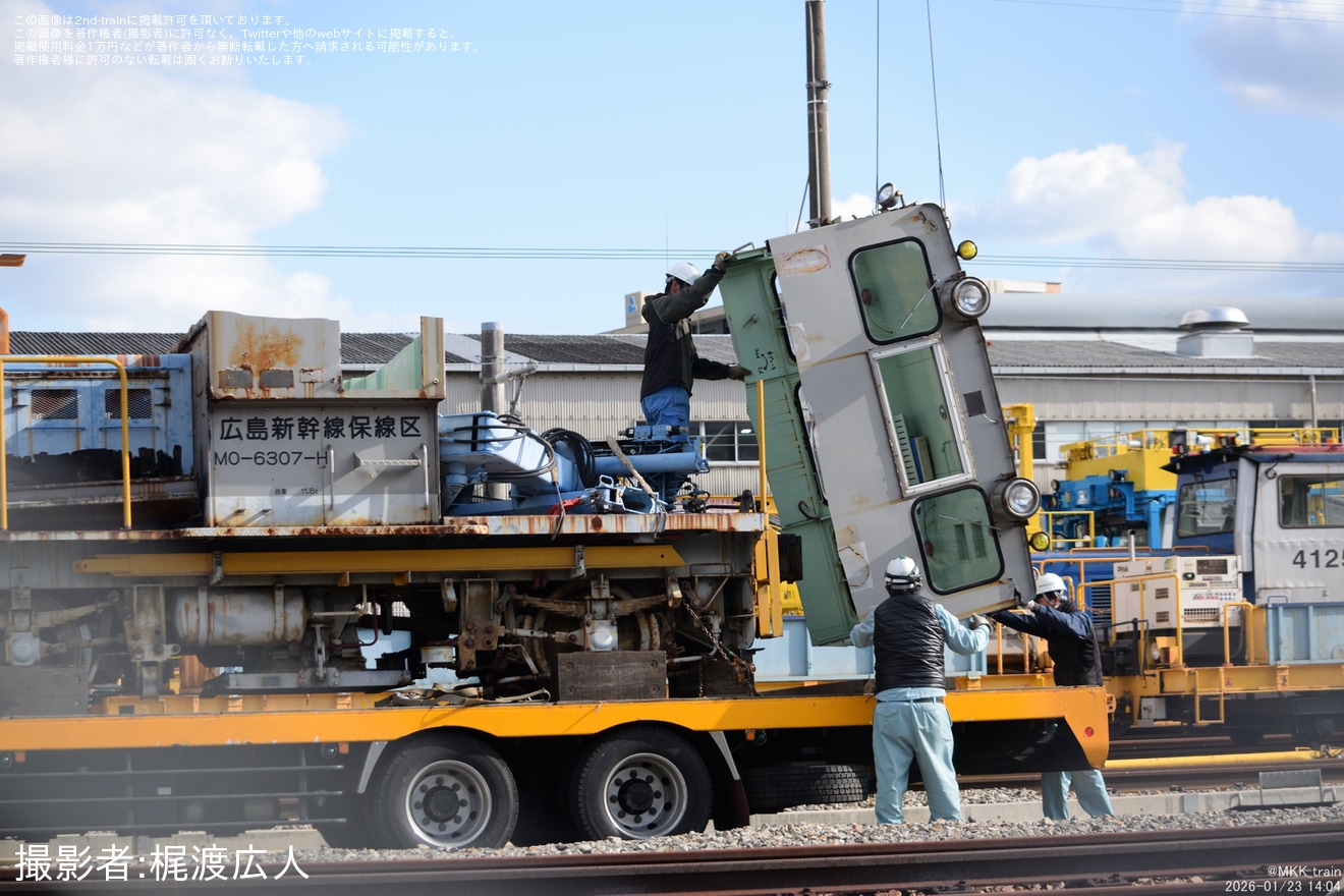 【JR西】広島保守基地に置かれていたTMC200C(MO-6307-H)が解体の上搬出の拡大写真
