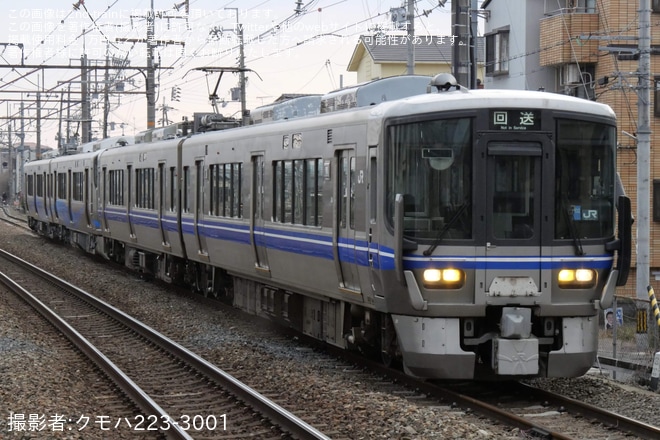 【あい鉄】521系AK19編成 吹田総合車両所本所出場回送を向日町駅で撮影した写真