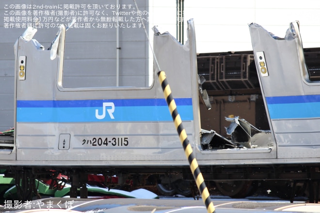 【JR東】205系M15編成のうちクハ204‐3115とクハ205-3115の2両が解体中を不明で撮影した写真