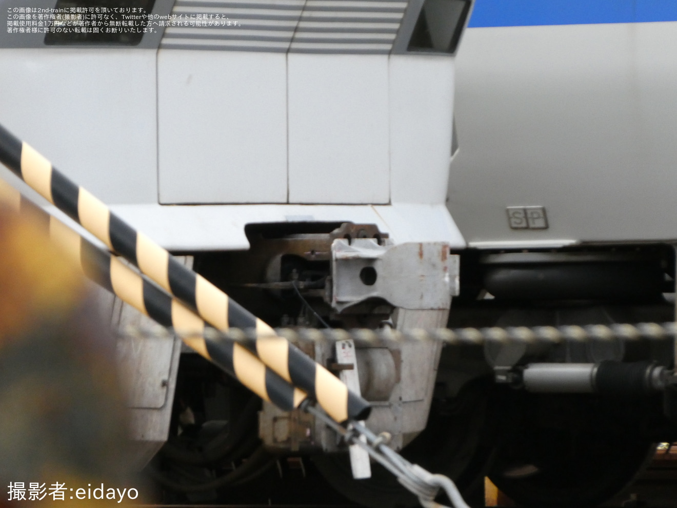 【JR西】網干総合車両所宮原支所へ疎開中のクモハ681-502の中間連結器が取り付けの拡大写真