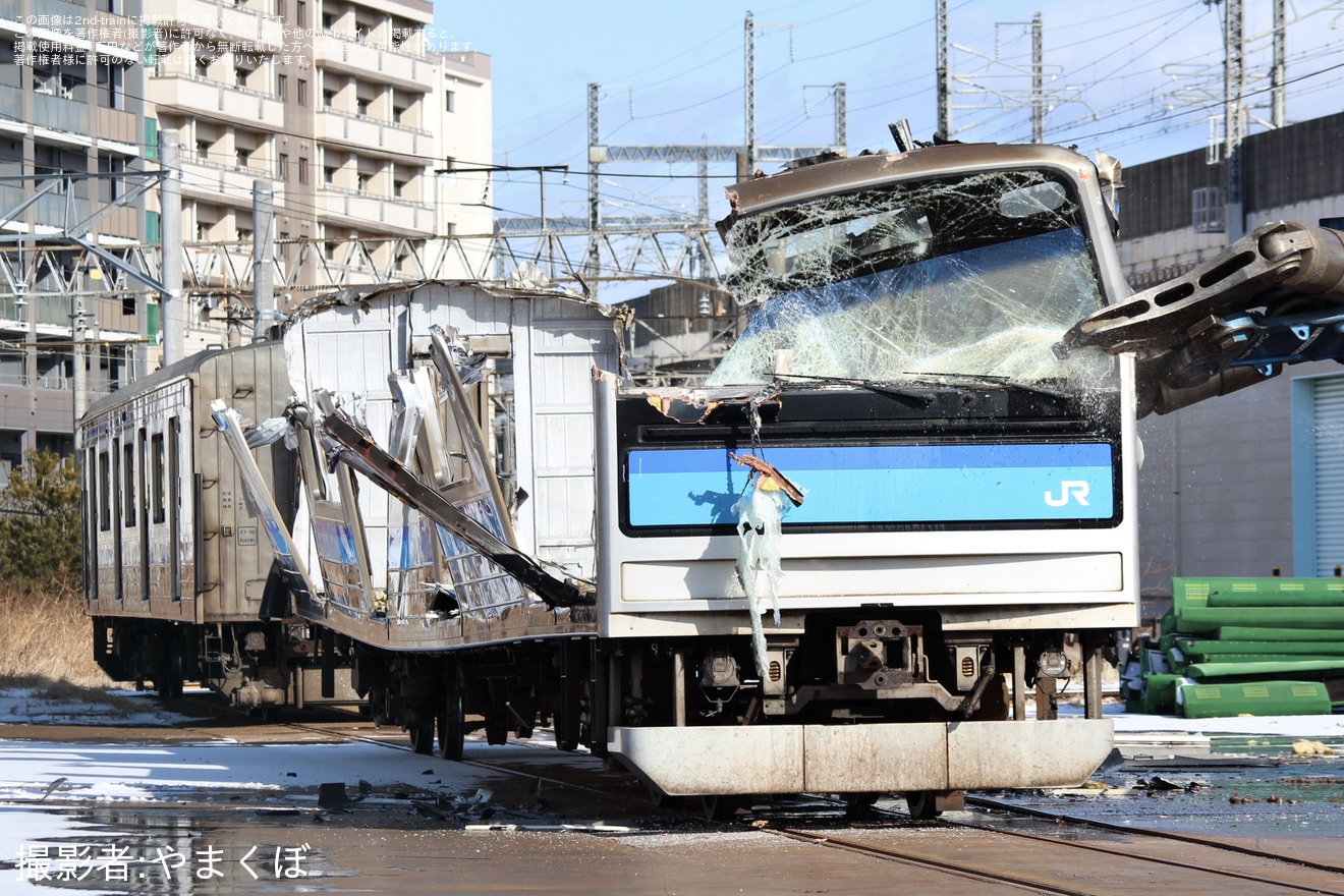 【JR東】205系M15編成のうちクハ204‐3115とクハ205-3115の2両が解体中の拡大写真