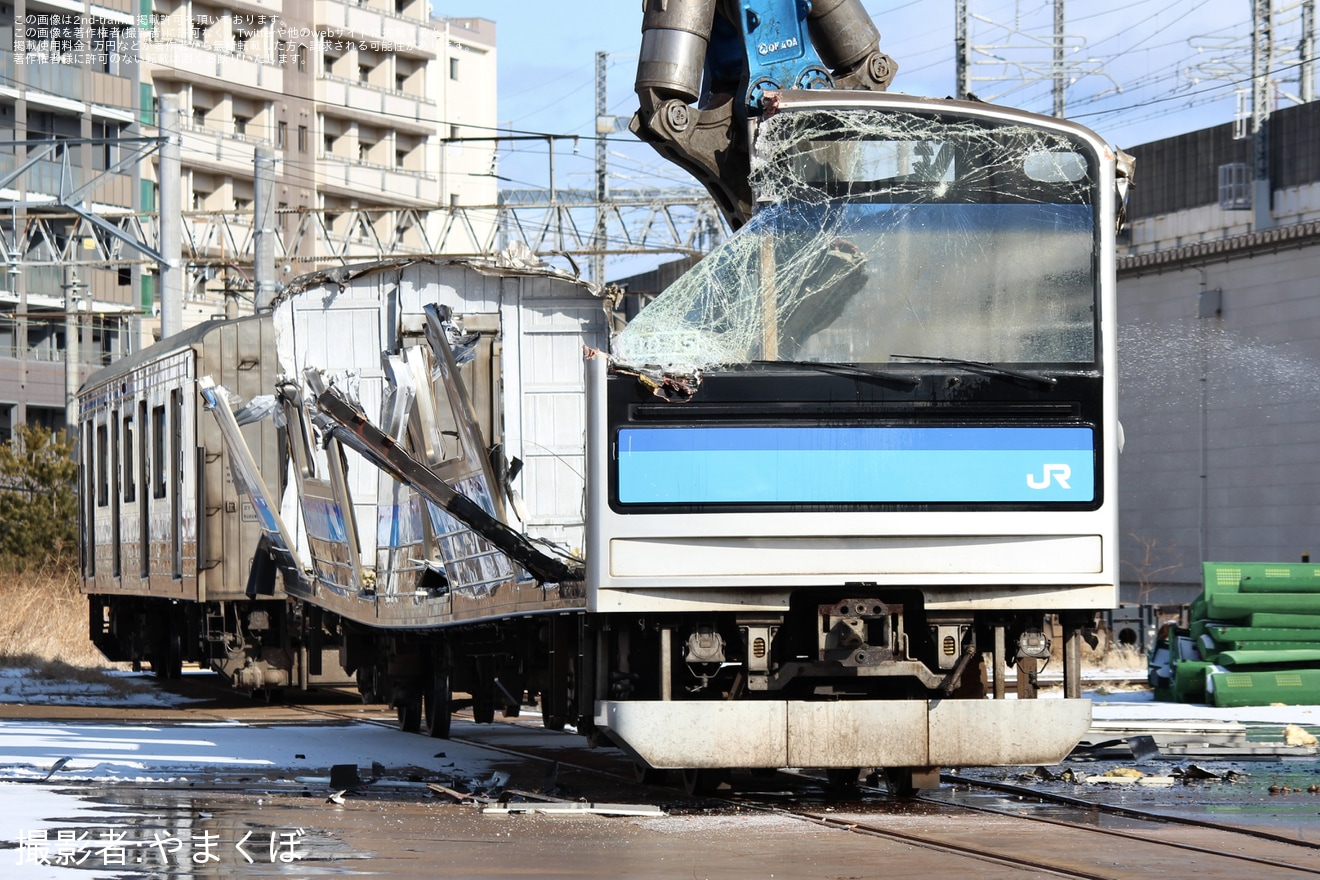 【JR東】205系M15編成のうちクハ204‐3115とクハ205-3115の2両が解体中の拡大写真
