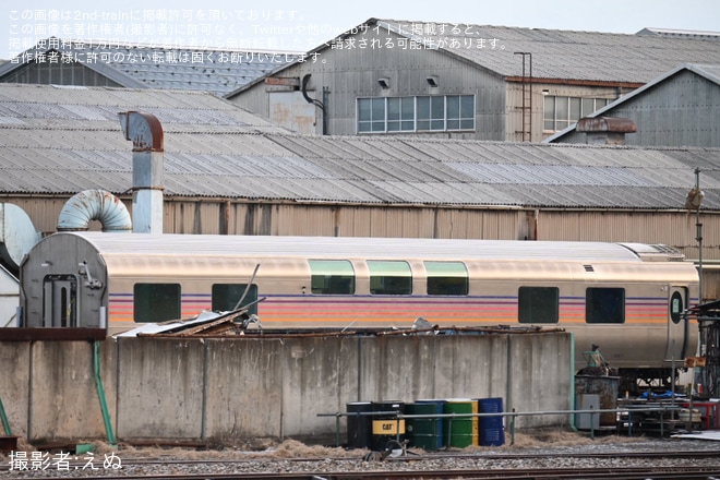 【JR東】E26系「カシオペア」新たにダイニングカーの3号車(マシE26-1)が解体線へを長野総合車両センター付近で撮影した写真