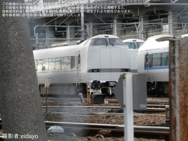 【JR西】網干総合車両所宮原支所へ疎開中のクモハ681-502の中間連結器が取り付けを網干総合車両所宮原支所で撮影した写真