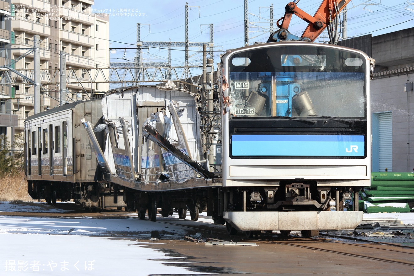 【JR東】205系M15編成のうちクハ204‐3115とクハ205-3115の2両が解体中の拡大写真