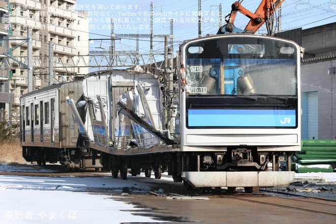 【JR東】205系M15編成のうちクハ204‐3115とクハ205-3115の2両が解体中を不明で撮影した写真