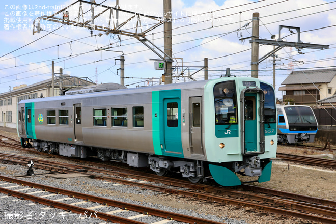 【JR四】1500形気動車1557号車が全般検査を終えて多度津工場出場を多度津工場で撮影した写真