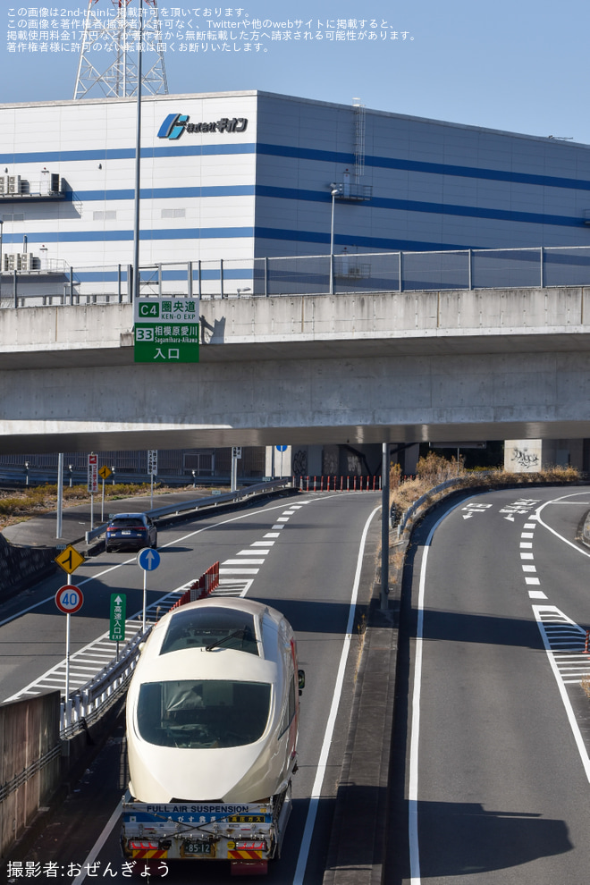 【小田急】50000形50001F 50901号車が大野総合車両所より搬出を不明で撮影した写真