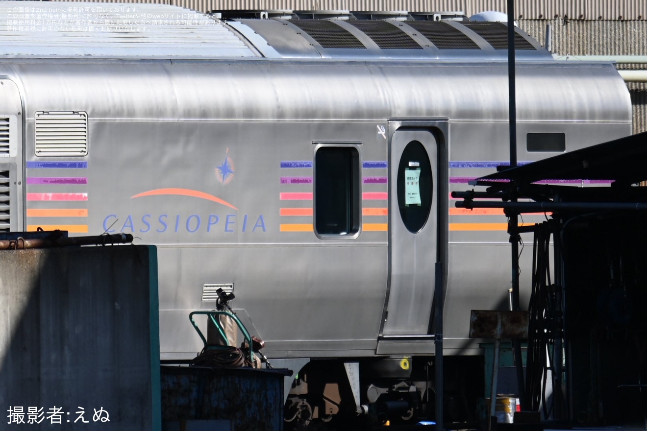 【JR東】ラウンジカー(電源車)のカハフE26-1が長野総合車両センターの解体線へ移動の拡大写真