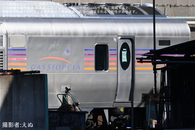 【JR東】ラウンジカー(電源車)のカハフE26-1が長野総合車両センターの解体線へ移動を不明で撮影した写真