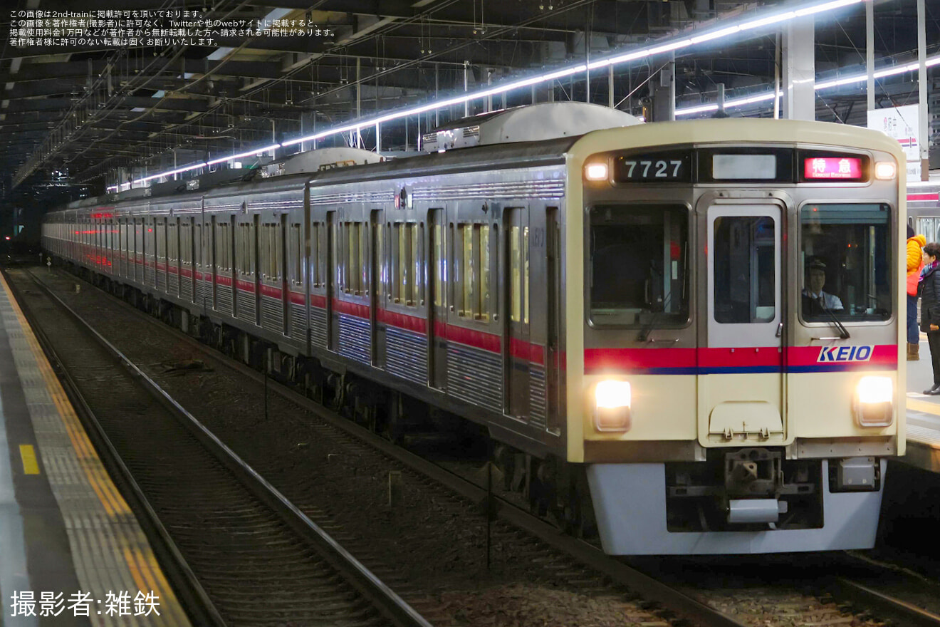 【京王】7000系7727Fの新宿寄り先頭車方向幕故障で白幕で運転の拡大写真