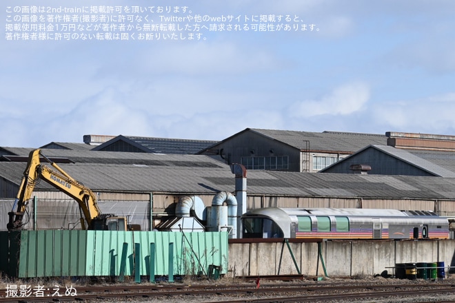 【JR東】ラウンジカー(電源車)のカハフE26-1が長野総合車両センターの解体線へ移動を不明で撮影した写真