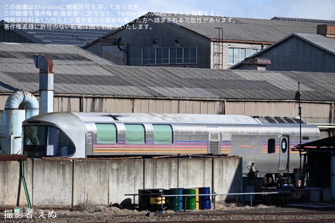 【JR東】ラウンジカー(電源車)のカハフE26-1が長野総合車両センターの解体線へ移動を不明で撮影した写真