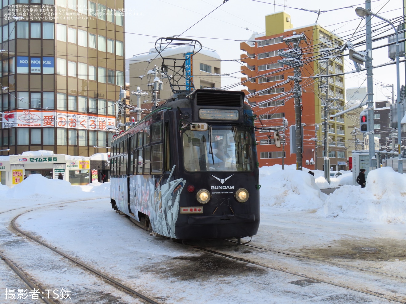 【札幌市交】札幌市電でラッピング電車「ガンダム号」の運行が開始の拡大写真