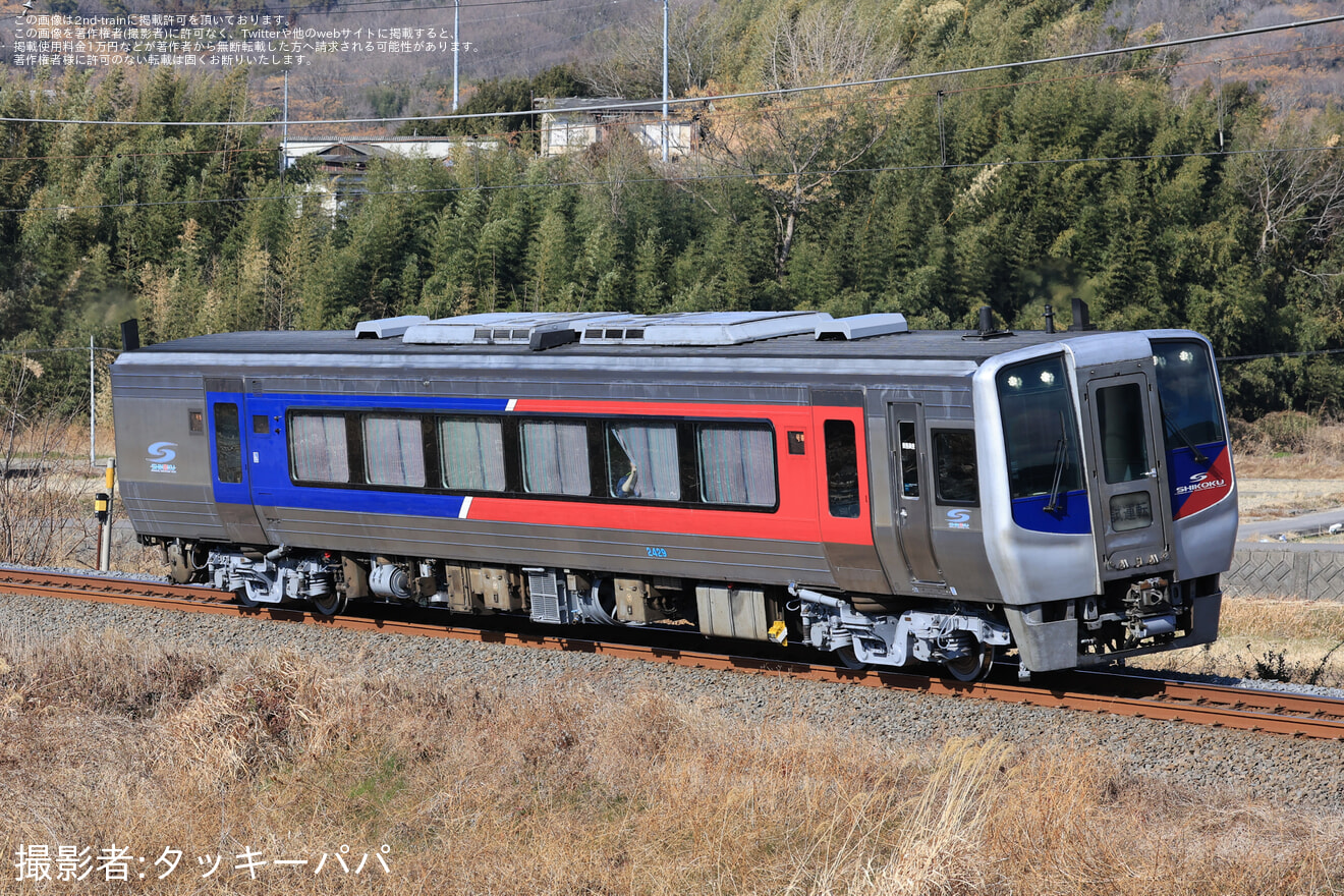 【JR四】N2000系(2400形)気動車2429号車が、検査を終えて多度津工場出場の拡大写真