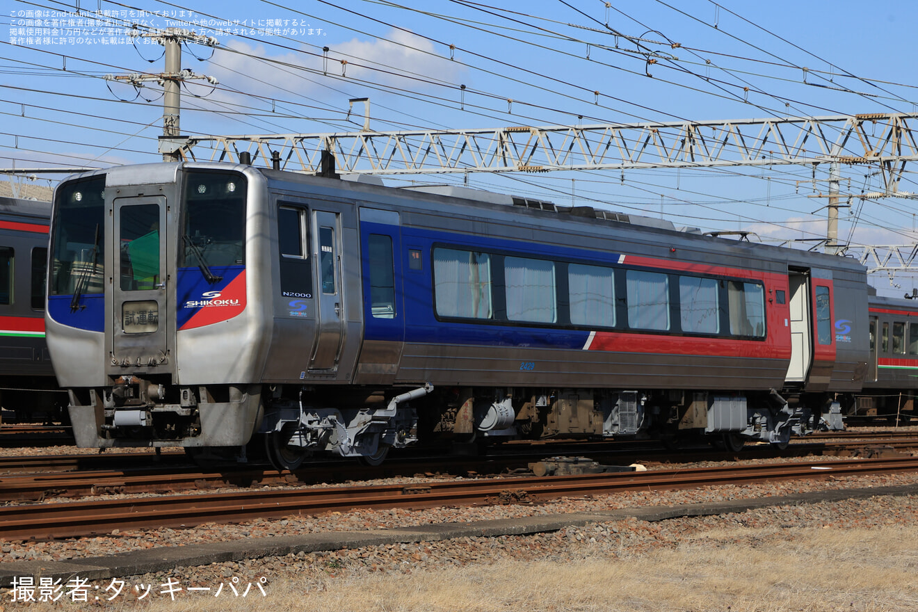 【JR四】N2000系(2400形)気動車2429号車が、検査を終えて多度津工場出場の拡大写真