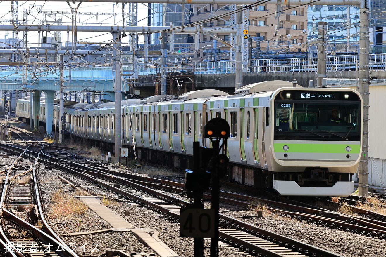 【JR東】E235系トウ44編成(205系塗装) 東京総合車両センター入場に伴う構内入換の拡大写真