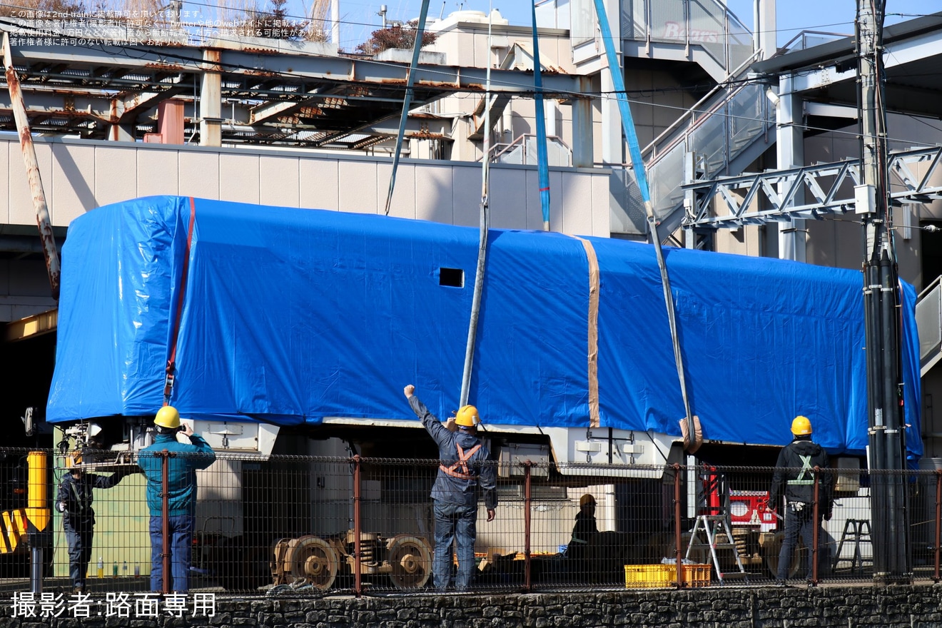 【熊本市営】日本初のVVVF制御営業車両の8200形8201が廃車のため陸送の拡大写真