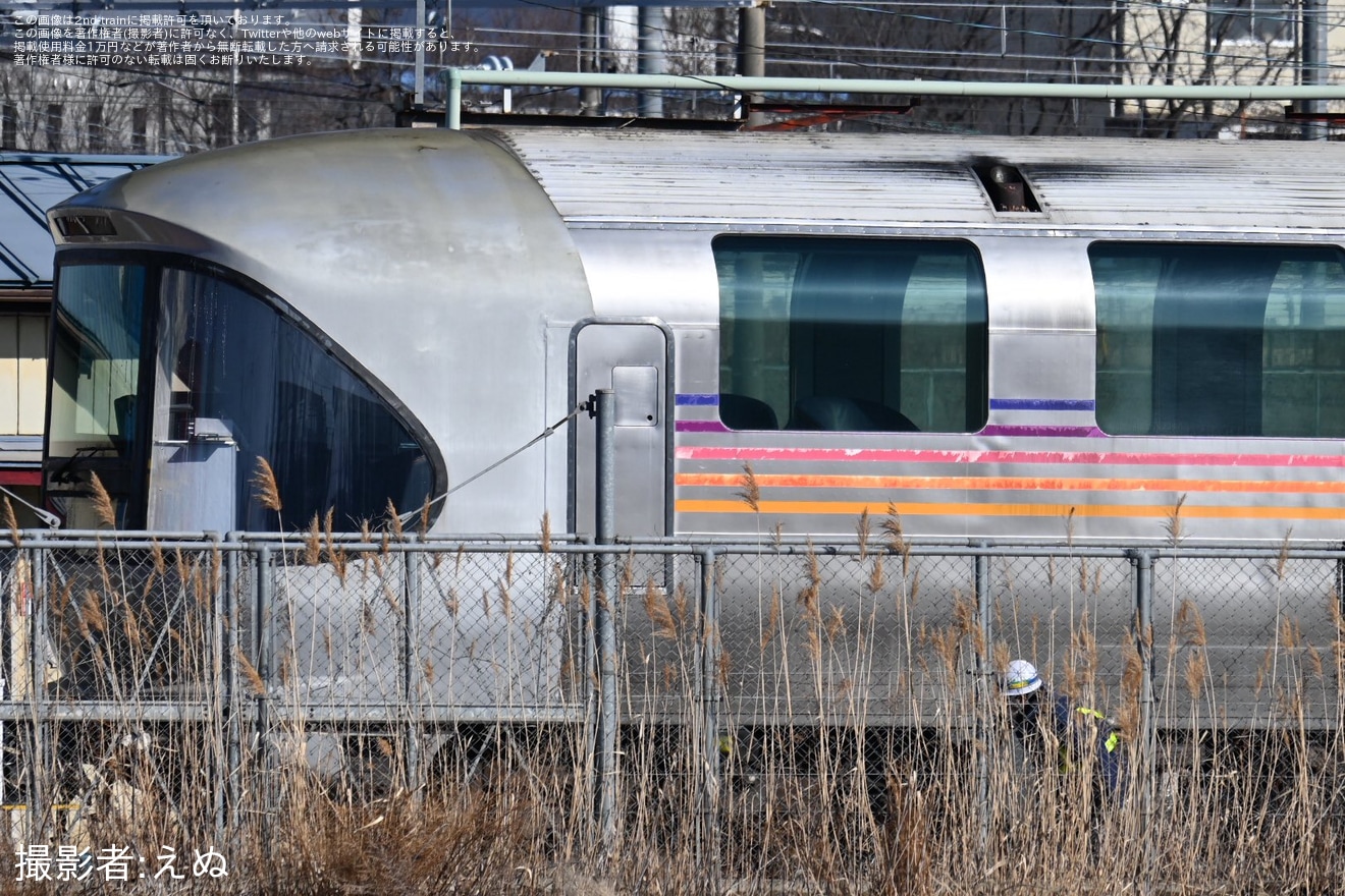 【JR東】ラウンジカー(電源車)のカハフE26-1が長野総合車両センターの解体線から工場側へ移動の拡大写真