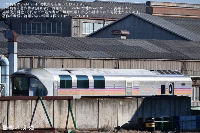 【JR東】ラウンジカー(電源車)のカハフE26-1が長野総合車両センターの解体線から工場側へ移動を長野総合車両センター付近で撮影した写真