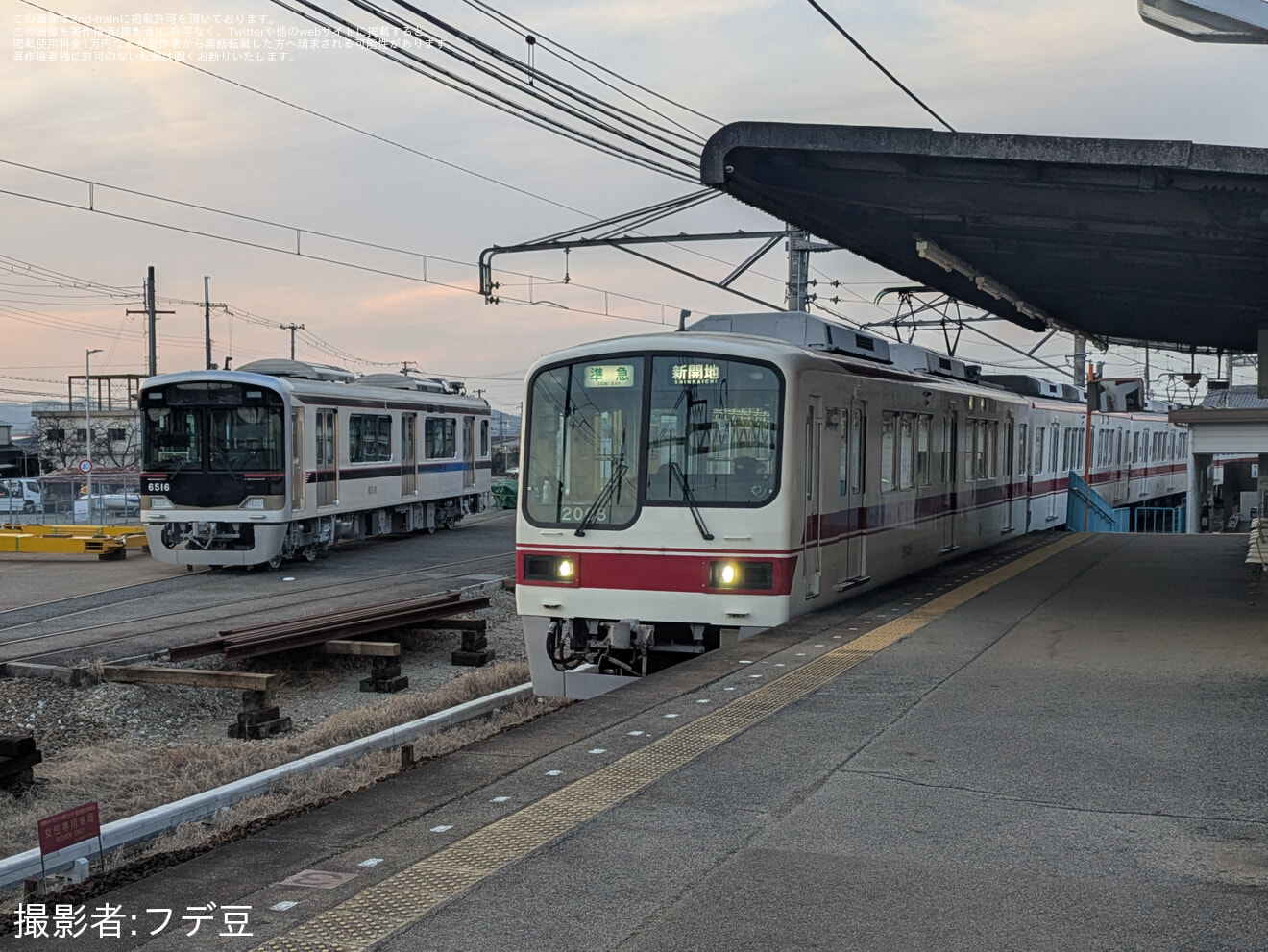 【神鉄】6500系6515Fの神戸方1両が市場駅車両搬入施設にて留置の拡大写真