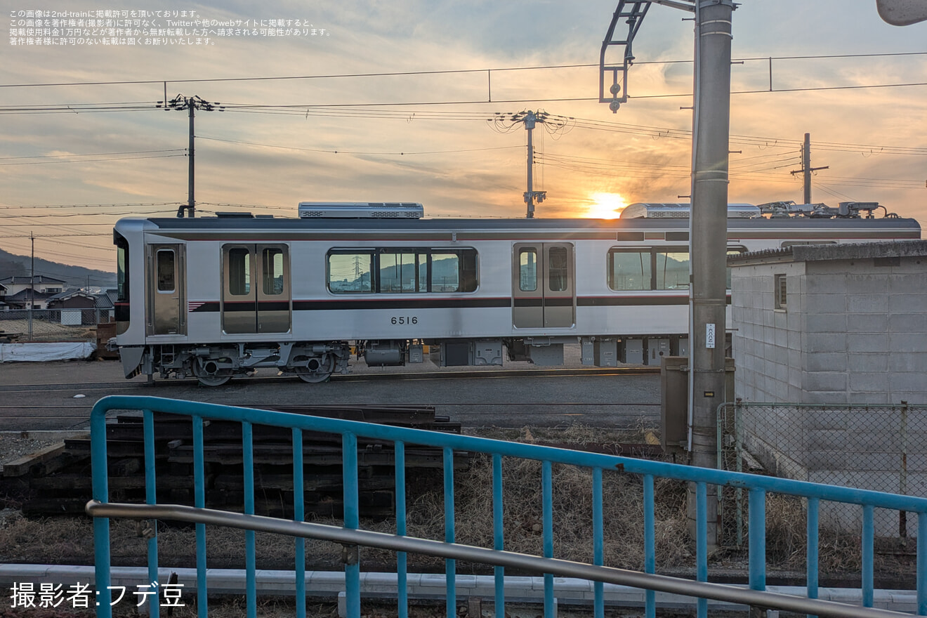 【神鉄】6500系6515Fの神戸方1両が市場駅車両搬入施設にて留置の拡大写真