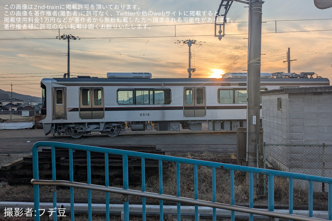 【神鉄】6500系6515Fの神戸方1両が市場駅車両搬入施設にて留置 - 市場駅にて撮影