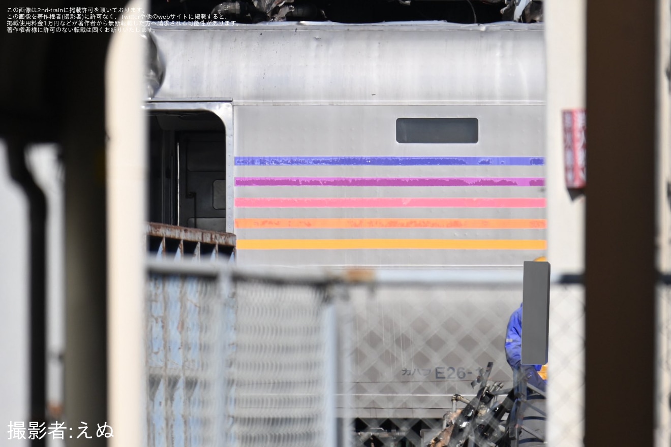 【JR東】カシオペアのラウンジカー(電源車)のカハフE26-1が長野総合車両センターで解体の拡大写真