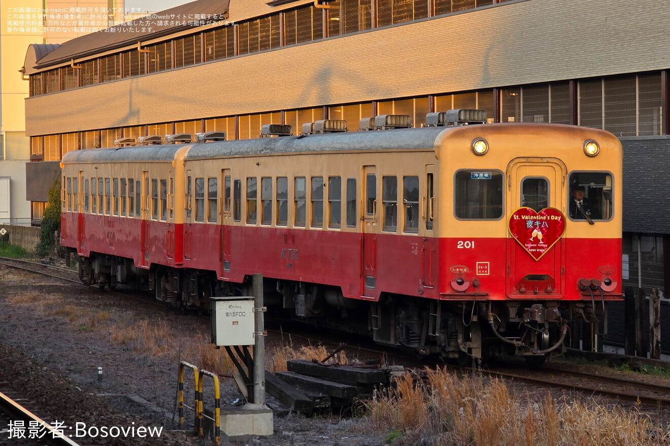 【小湊】「夜キハ」上総牛久方に“ハート型”ヘッドマーク掲出（2/6はキハ201）の拡大写真