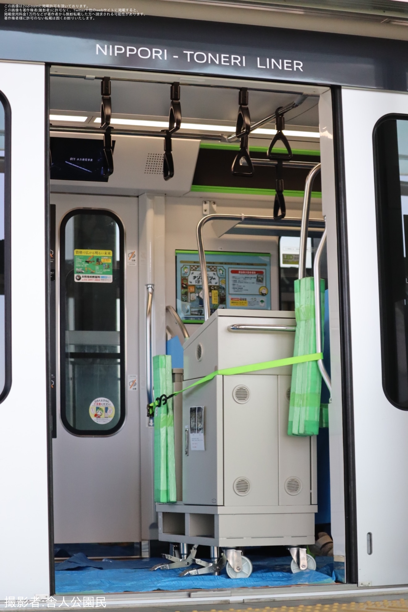 【都営】330形343編成が液状融雪剤散布を実施している姿が目撃(降雪予報に伴う対策)の拡大写真