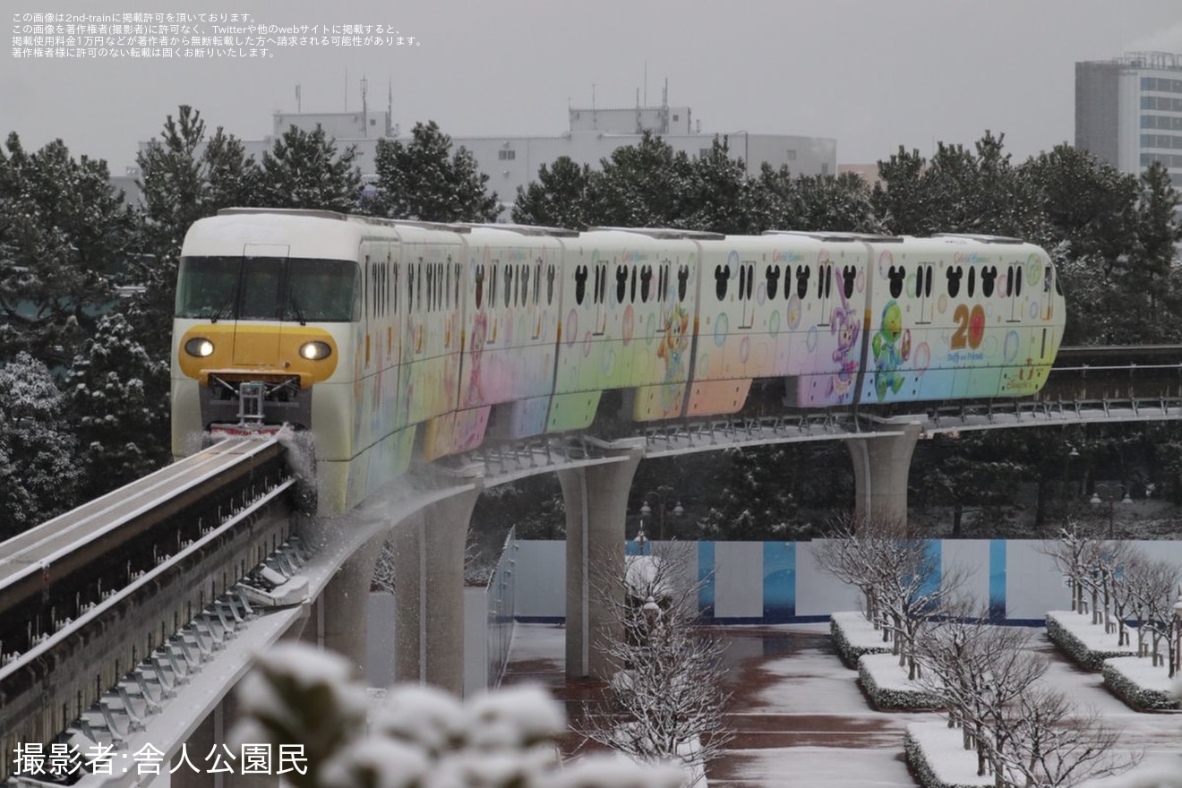 【舞浜リ】ダッフィー＆フレンズ・カラフルハピネス・ライナーが除雪ブラシを着けて運行の拡大写真