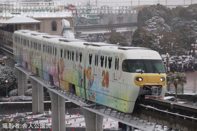 【舞浜リ】ダッフィー＆フレンズ・カラフルハピネス・ライナーが除雪ブラシを着けて運行を不明で撮影した写真