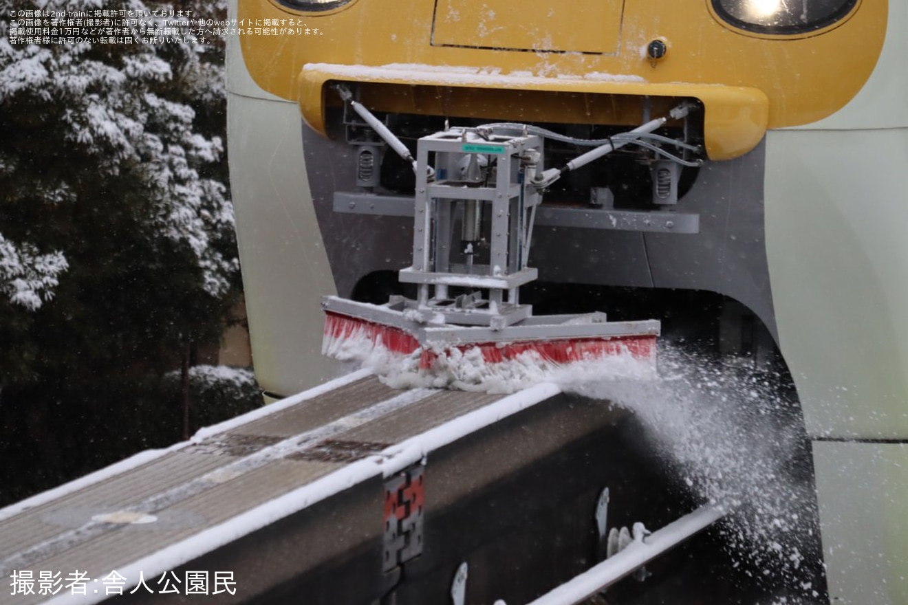 【舞浜リ】ダッフィー＆フレンズ・カラフルハピネス・ライナーが除雪ブラシを着けて運行の拡大写真