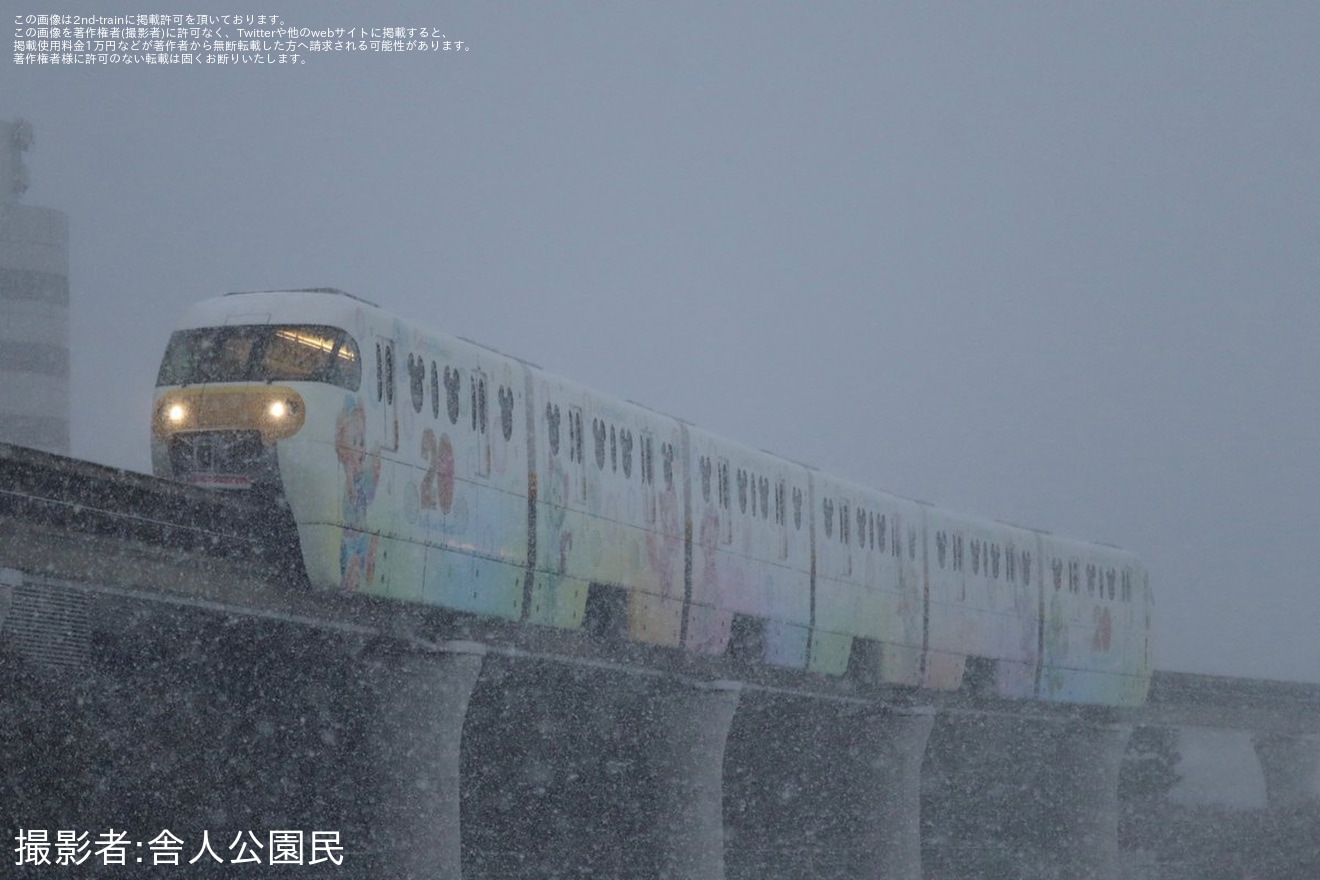 【舞浜リ】ダッフィー＆フレンズ・カラフルハピネス・ライナーが除雪ブラシを着けて運行の拡大写真