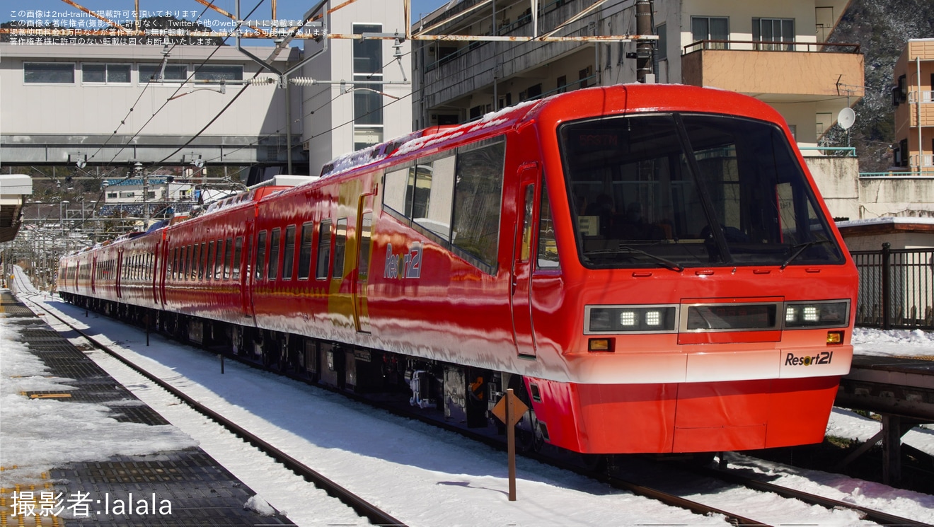 【伊豆急】前照灯LED化とラッピング変更したリゾート21「キンメ電車」が営業運転に復帰の拡大写真