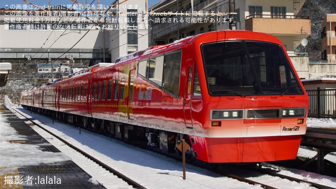 【伊豆急】前照灯LED化とラッピング変更したリゾート21「キンメ電車」が営業運転に復帰（1枚目）