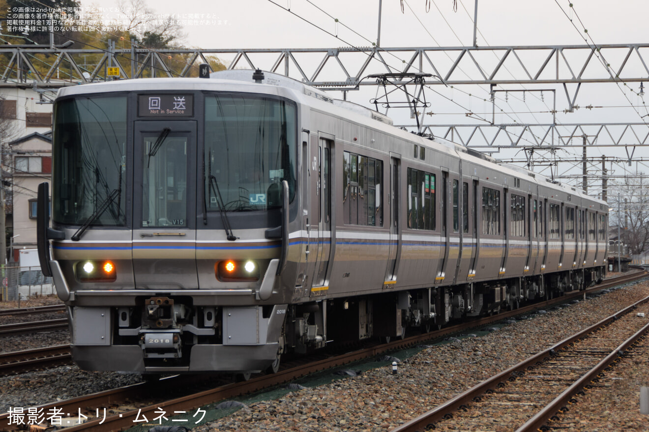 【JR西】223系V15編成 京都鉄道博物館からの返却回送の拡大写真