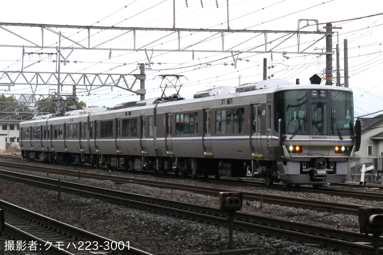 【JR西】223系V15編成 京都鉄道博物館からの返却回送の拡大写真