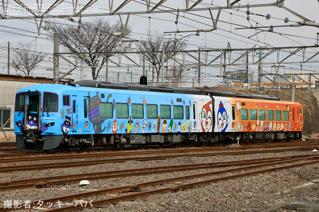 【JR四】2600系気動車2601＋2651がアンパンマン仕様となり多度津工場出場の拡大写真