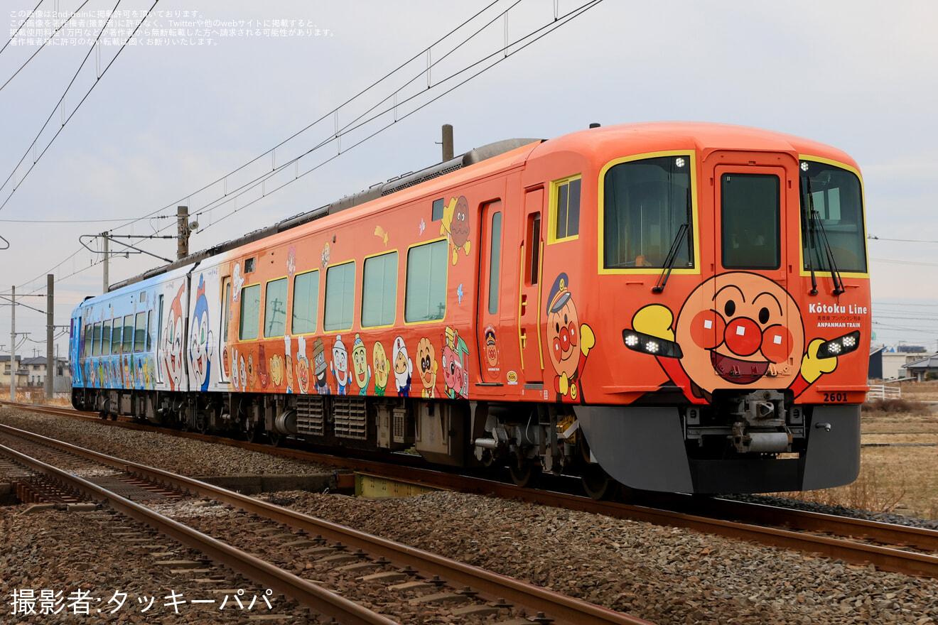 【JR四】2600系気動車2601＋2651がアンパンマン仕様となり多度津工場出場の拡大写真