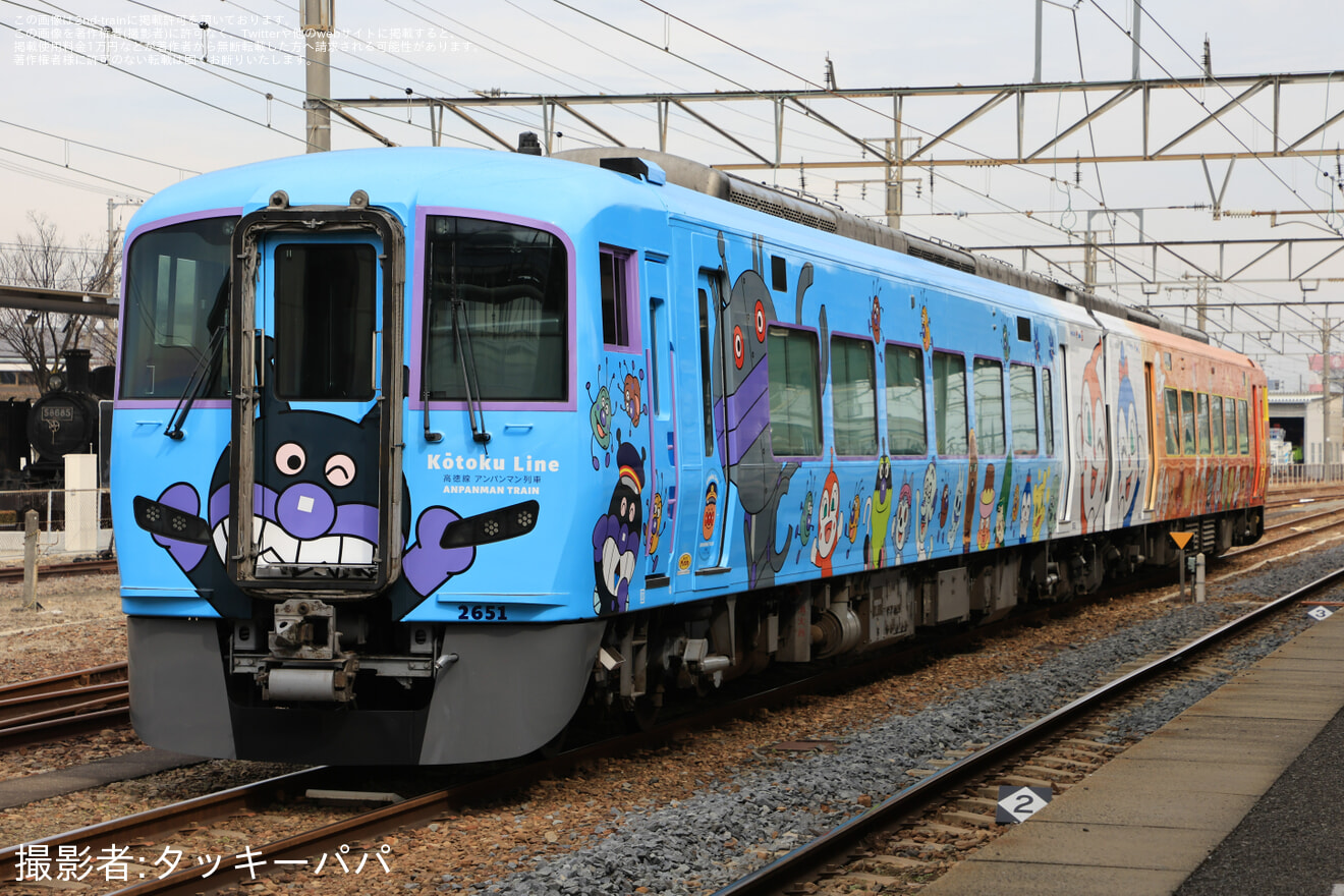 【JR四】2600系気動車2601＋2651がアンパンマン仕様となり多度津工場出場の拡大写真