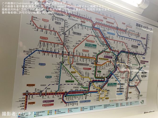 【JR東】車内の路線ネットワーク図にて中央本線の立川乗り入れがシールで隠されるを不明で撮影した写真