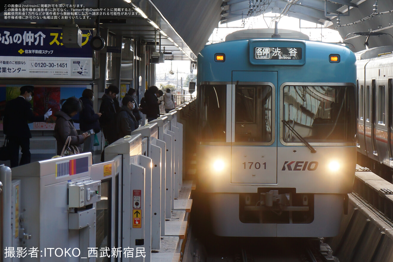 【京王】1000系1751F、1752Fの前面の「30th」ラミネートが撤去(銀色ピラーは継続)の拡大写真