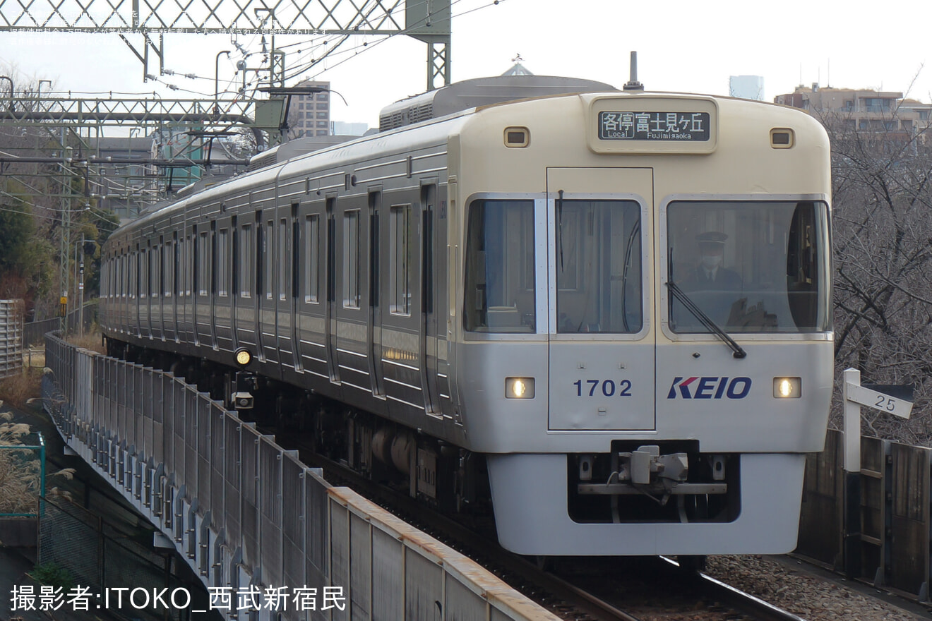 【京王】1000系1751F、1752Fの前面の「30th」ラミネートが撤去(銀色ピラーは継続)の拡大写真