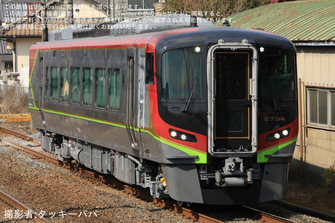 【JR四】2700系2764号車が検査を終えて多度津工場出場を讃岐府中～鴨川間で撮影した写真