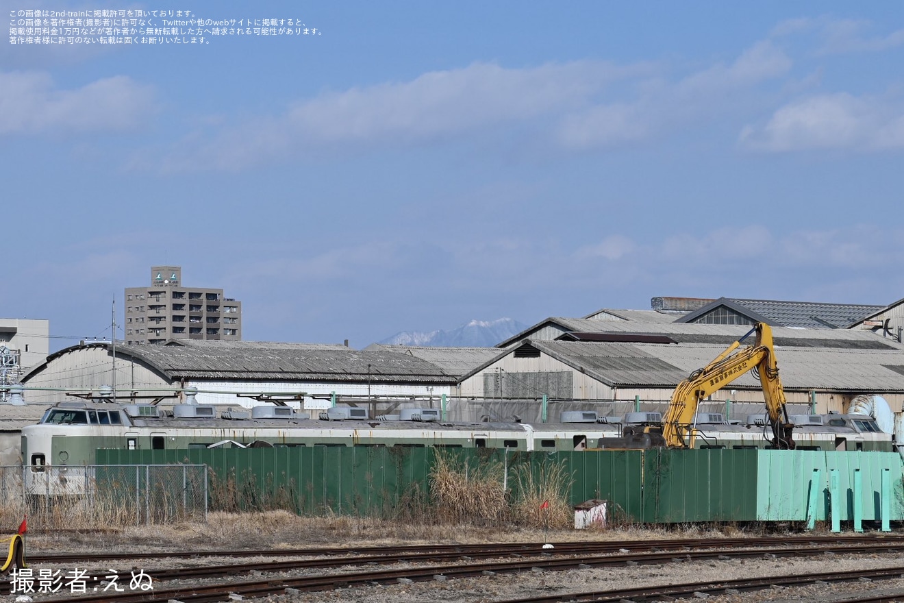 【JR東】189系ナノN102編成のクハ189-9が解体線で内装解体開始の拡大写真