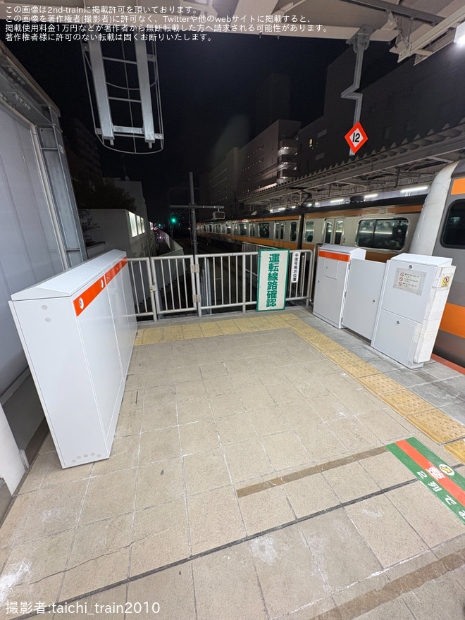 【JR東】武蔵境駅にホームドアの総合制御盤が設置される。を武蔵境駅で撮影した写真