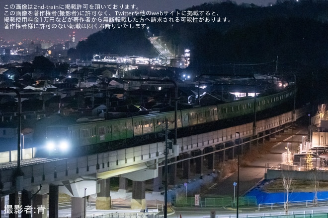 【京王】8713F「高尾山トレイン」が故障しノーマル塗装+高尾山トレインの8000系18連の救援回送を不明で撮影した写真